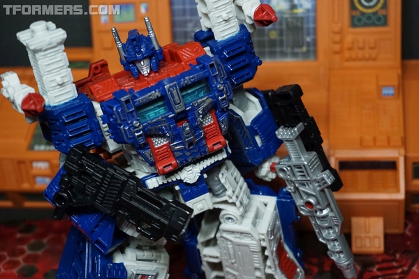 REVIEW: Siege Ultra Magnus Leader Class War For Cybertron Transformer